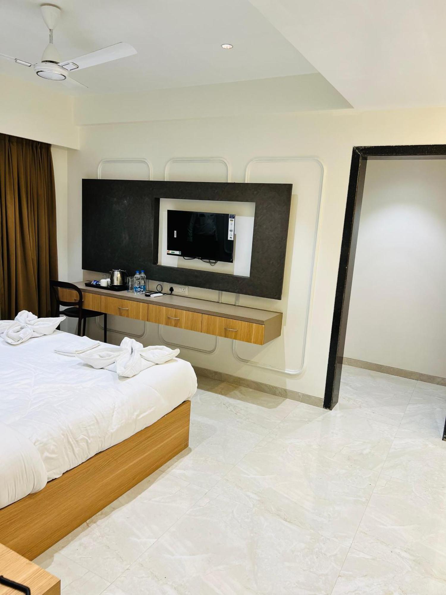 The Grand Leela Resort Khopoli Exterior photo